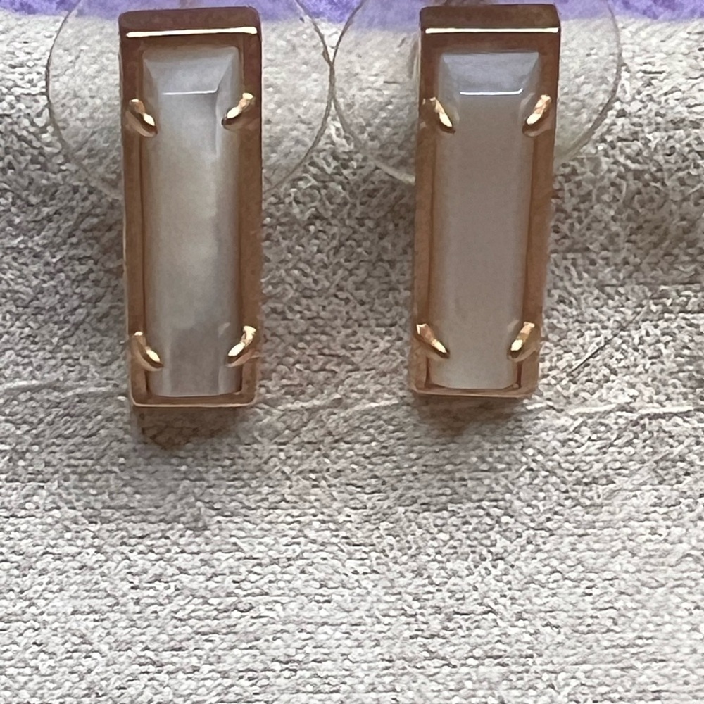 Kendra Scott Lady Earrings - Ivory Pearl/Rose Gold - Picture 3 of 6